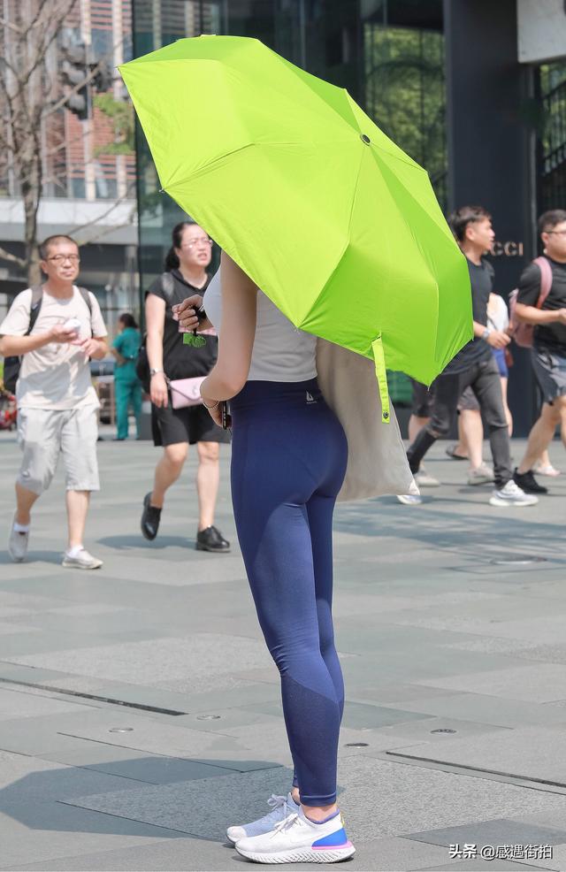 美女街拍：姑娘們撐起的是傘，我們看到的是美 正妹集中營 第4张